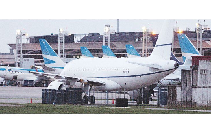 espera. Macri ya probó el Airbus 319 estacionado en Aeroparque.