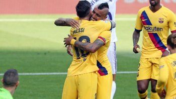 Messi asistió y Vidal anotó. Barcelona sigue en la lucha por el título.