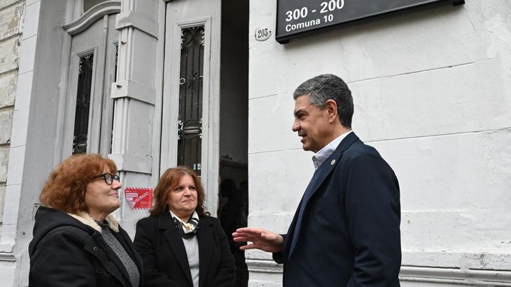 Jorge Macri junto a Patricia Castro y su madre frente a la propiedad recuperada. Jorge Macri junto a Patricia Castro y su madre frente a la propiedad recuperada.