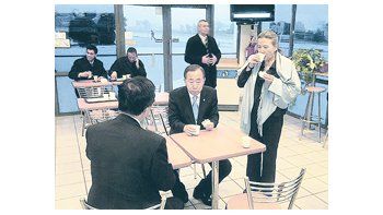 ámbito.com | Accidentada llegada de Ban Ki-moon a la Argentina el día de su cumpleaños. Por las cenizas volcánicas, debió aterrizar en Córdoba y viajar en micro hasta Buenos Aires. Al menos pudo tomar un café autóctono y probar un alfajor de fruta.