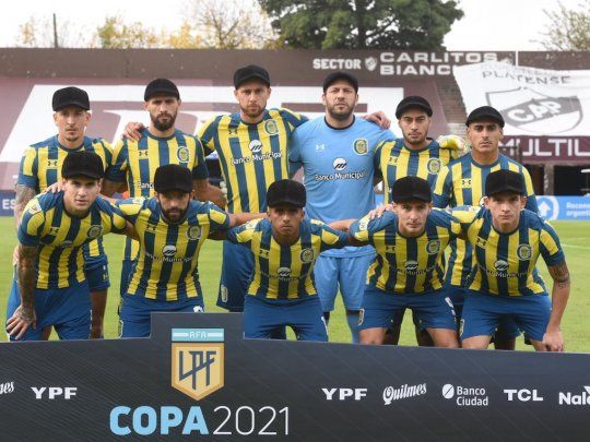 Los jugadores de Central salieron con una boina en homenaje a Griguol.