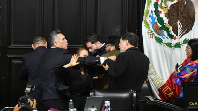 Alito Moreno golpea a Fernández Noroña en el Senado y desata un grave escándalo institucional: esto ocurrió.