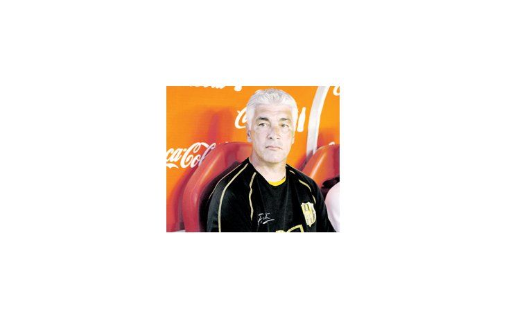 Omar De Felippe fue despedido por la floja campaña de Olimpo. Suena Leonardo Madelón para reemplazarlo y el equipo entrenará con Mauro Laspada.