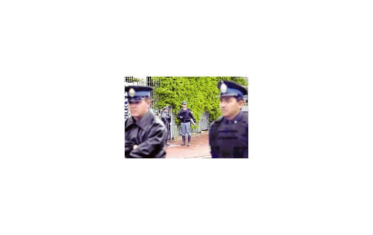 ámbito.com | Efectivos de la Policía Federal y guardias privados custodian la Embajada de EEUU