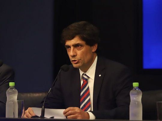 El ministro de Hacienda, Hernán Lacunza, durante la conferencia de prensa en el microcine del ministerio.