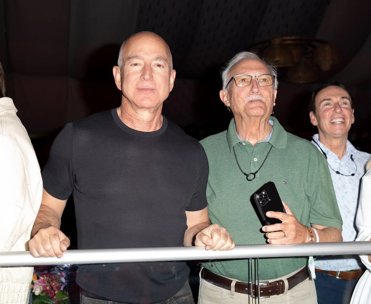 Mike Bezos huyó de Cuba con 16 años y décadas después transformó su apuesta en Amazon en millones que lo ubican entre los más ricos del mundo. Mike Bezos huyó de Cuba con 16 años y décadas después transformó su apuesta en Amazon en millones que lo ubican entre los más ricos del mundo.