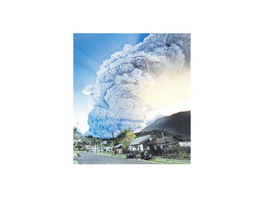 La columna de cenizas que despidió el volcán chileno Chaiténobligó a evacuar a 250 personas en el país trasandino.