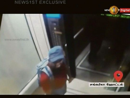 Suicida. Ayer se difundió otra imagen de uno de los atacantes: en este caso, un hombre ingresa con una mochila a uno de los hoteles.