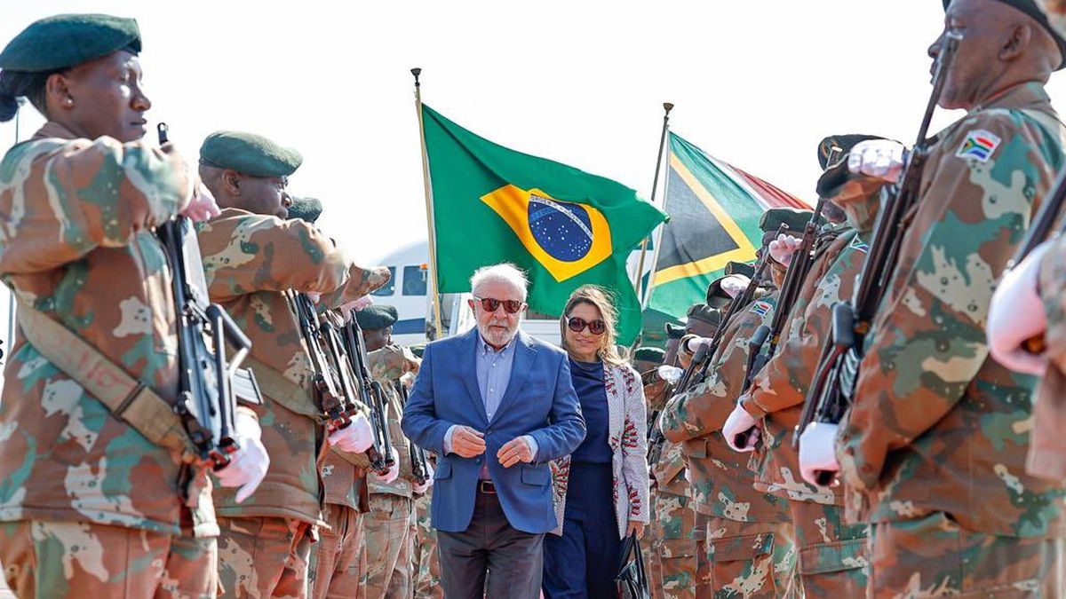 The first world leaders arrive at the conclave that threatens the G7