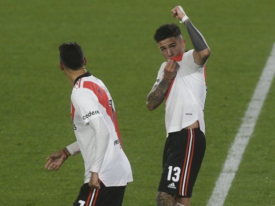 Enzo Fernández festeja su gol, el primero de River.