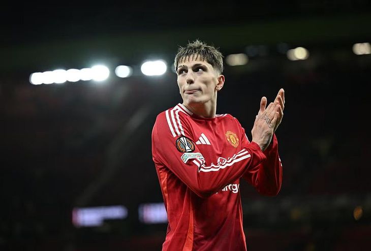 Garnacho leaves Manchester United and is already in Chelsea's plans. Garnacho leaves Manchester United and is already in Chelsea's plans.