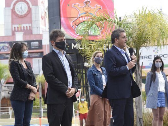 Axel Kicillof y Sergio Massa hoy en Tigre, durante el acto de reapertura del Parque de la Costa.