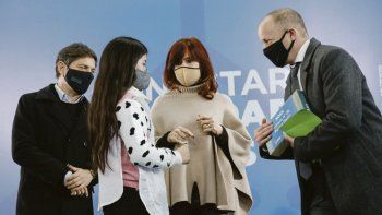 acto. Axel Kicillof, Cristina de Kirchner y Martín Insaurralde entregaron computadoras a escolares, ayer, en Lomas de Zamora.
