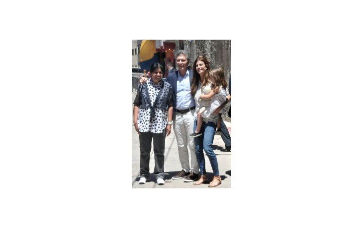 Mauricio Macri, junto a su mujer Juliana Awada y su hija Antonia, visitó el comedor comunitario de Margarita Barrientos, Los Piletones.
