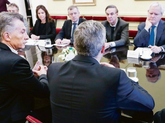 pj en el gabinete. Macri, Stanley, Monzó y Pinedo observan la reacción de Marcos Peña ante la aparición del peronista Miguel Pichetto en la reunión de Gabinete.
