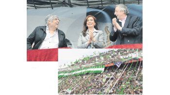 ámbito.com | Hugo Moyano y Néstor Kirchner escoltaron a la Presidente en el escenario entre sonrisas y mutuos gestos de defensa y respaldo del Gobierno y el régimen gremial. El estadio estuvo repleto, pintado de verde y blanco. La organización habló de 50 mil personas