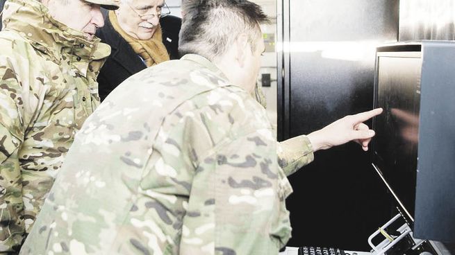 Nuevo. Jorge Taiana, ministro de Defensa, viajó a Tierra del Fuego para poner en marchael nuevo radar.