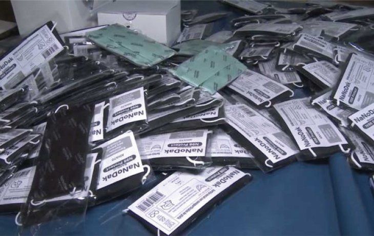 Los estafadores confeccionaban, acopiaban, distribuían y vendían barbijos falseando la marca Atom Protect.