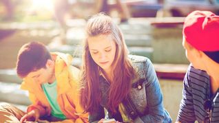 Las restricciones a adolescentes buscan proteger la salud mental, pero abren interrogantes sobre vigilancia digital, verificación de identidad y el modelo económico de las plataformas. Las restricciones a adolescentes buscan proteger la salud mental, pero abren interrogantes sobre vigilancia digital, verificación de identidad y el modelo económico de las plataformas.
