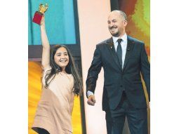 La sobrina de Jafar Panahi eleva el Oso de Oro ganado por su tío en la Berlinale. Junto a ella, el presidente del jurado, el cineasta norteamericano Darren Aronofsky.