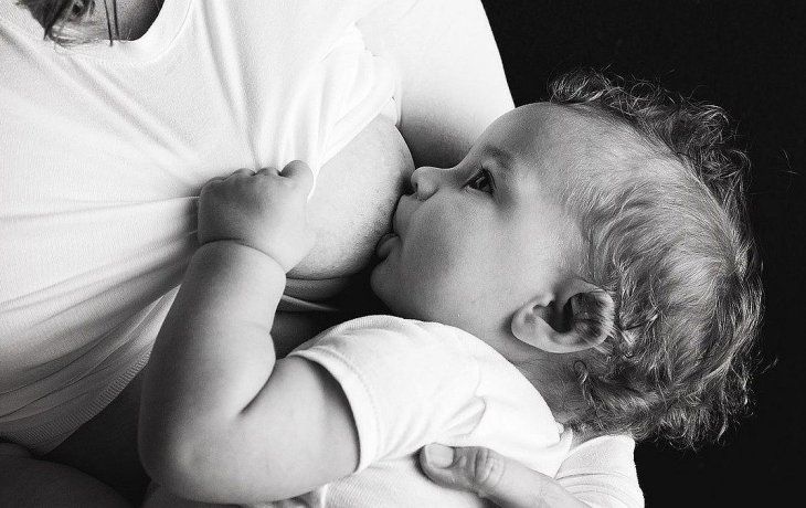 Evitar la discriminación de las madres lactantes y promover una cadena efectiva de apoyo a la lactancia materna es algo en lo que todos podemos ayudar y así mejorar la salud pública.