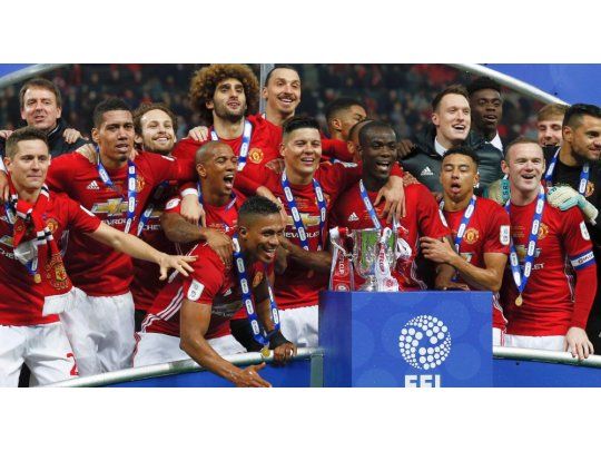 Marcos Rojo y Sergio Romero celebran el título de Manchester United en la Copa de la Liga.