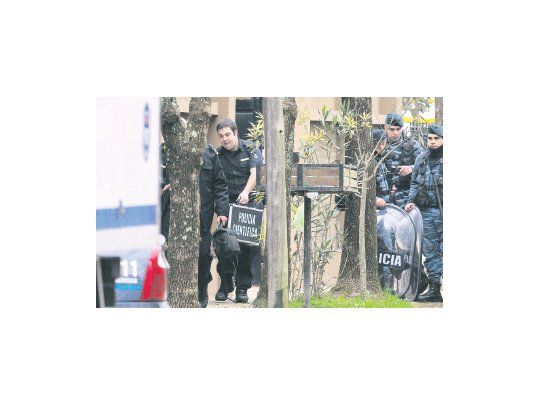 INSPECCIÓN. El juez estuvo ayer revisando la casa de Dique Luján. Foto: Télam.