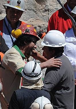 Víctor Segovia, el número 15, se abraza a un familiar al ser rescatado