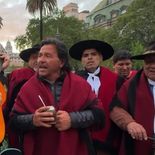 El día que Gustavo Sáenz cantó en la Plaza de Mayo por deudas de la Nación. El día que Gustavo Sáenz cantó en la Plaza de Mayo por deudas de la Nación.