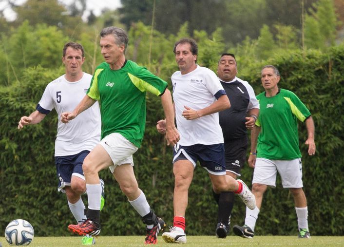 Mauricio Macri, también, se hizo tiempo para jugar al fútbol.