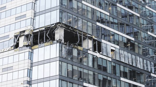 Kiev y Moscú. El presidente ucraniano, Volodímir Zelenski, advirtió ayer que la guerra se está derramando hacia Rusia, después de que un ataque con drones dañara dos edificios de oficinas en un barrio de Moscú. Asimismo, 25 de esas naves no tripuladas realizaron una incursión en la anexada península de Crimea.