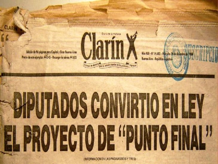 Anuncio de la sanción de la Ley de Punto Final, en tapa de Clarín.