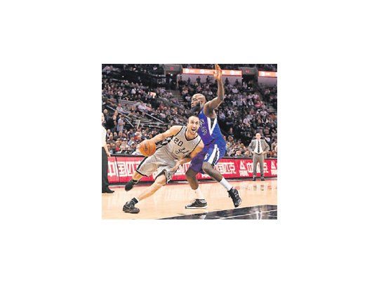 Ginóbili tuvo una tarea descollante en el triunfo de San Antonio Spurs sobre Sacramento Kings.