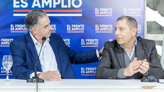 Gabriel Oddonde y Yamandú Orsi en su presentación como eventual ministro del MEF en un gobierno de Frente.