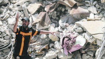 REALIDAD. Un rescatista palestino da la voz de alerta al encontrar un cuerpo debajo de los escombros de un edificio bombardeado por Israel en Gaza.