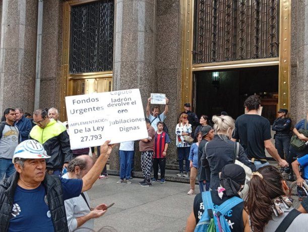 Manifestantes reclaman contra los ajustes en discapacidad. Manifestantes reclaman contra los ajustes en discapacidad.