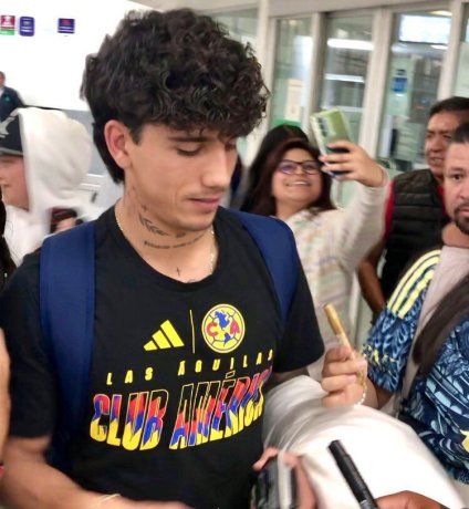 Kevin Álvarez fue otro de los futbolistas azulcrema que estrenó la camiseta de concentración del América, que gusta a la afición y que reclama se puesta a la venta. Kevin Álvarez fue otro de los futbolistas azulcrema que estrenó la camiseta de concentración del América, que gusta a la afición y que reclama se puesta a la venta.