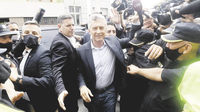 manotazo. Apenas llegado a Dolores y cuando descendió de su auto, Mauricio Macri tomó el micrófono de C5N que le acercaban, lo bajó hasta desprenderlo y lo soltó al piso. Luego se excusó diciendo que fue un “acto reflejo”.