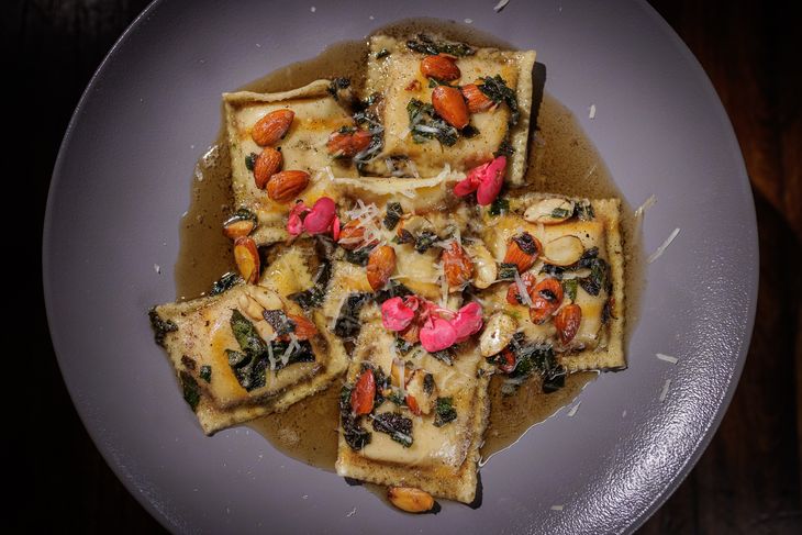 Las opciones vegetarianas también ocupan un lugar destacado, con platos como el risotto de hongos patagónicos o los raviolones de calabaza y mascarpone con manteca negra de salvia y almendras. Las opciones vegetarianas también ocupan un lugar destacado, con platos como el risotto de hongos patagónicos o los raviolones de calabaza y mascarpone con manteca negra de salvia y almendras.