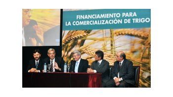 El Ministro de Agricultura, Julián Domínguez y el presidente del Banco Nación, Juan Carlos Fábrega, establecieron parámetros de crédito para la retención de 1 millón de toneladas de trigo para la campaña 2010/11, por un total de $ 840 millones a tasa cero.