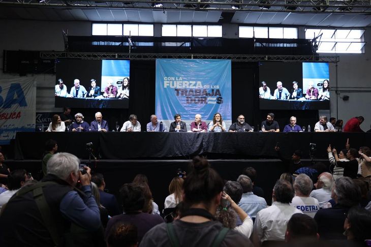 Axel Kicillof, en un acto con representantes de la CTA y la CGT. Axel Kicillof, en un acto con representantes de la CTA y la CGT.