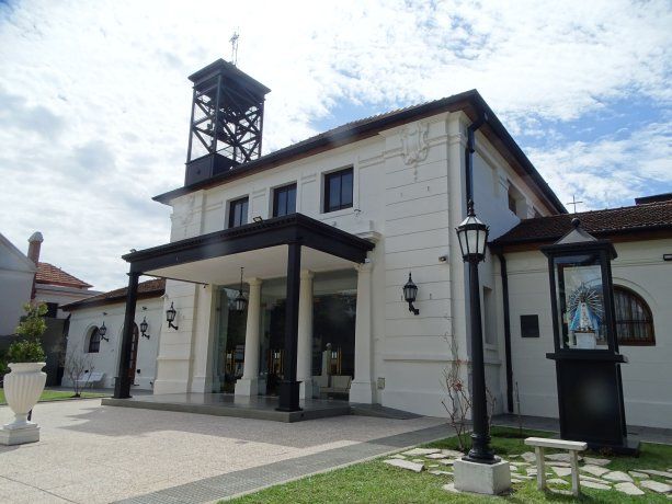 Ingreso a la Iglesia Santa María Teresa Goretti, un fiel custodio espiritual del mini barrio Ingreso a la Iglesia Santa María Teresa Goretti, un fiel custodio espiritual del mini barrio