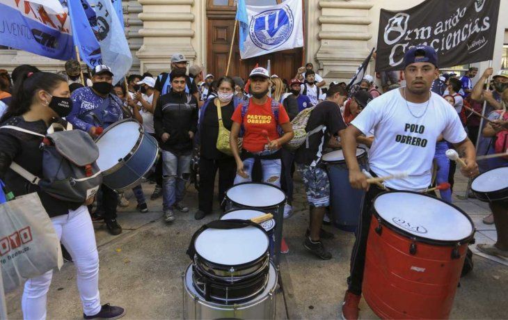 ministerio de educacion: piqueteros ingresaron por la fuerza en reclamo de internet para barrios populares