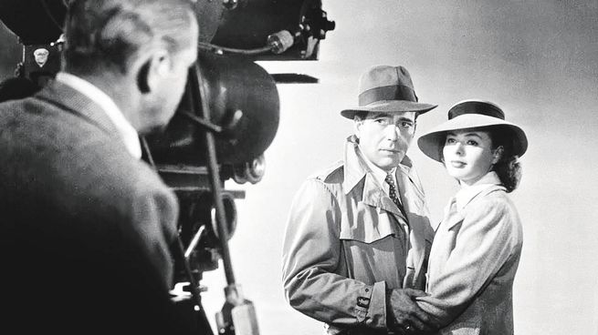 Casablanca. La inmortal escena, con Humphrey Bogart, Ingrid Bergman y (de espaldas) Michael Curtiz.