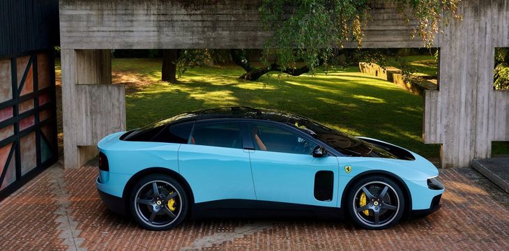 Además de sus cifras, el vehículo marca un cambio conceptual dentro de la gama de la marca. Con un peso de 2,26 toneladas, es el Ferrari más pesado jamás producido. Además de sus cifras, el vehículo marca un cambio conceptual dentro de la gama de la marca. Con un peso de 2,26 toneladas, es el Ferrari más pesado jamás producido.