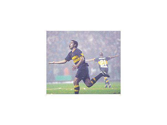Juan RománRiquelmeacaba demarcar elprimer gol deBoca y sale afestejarlo. Pormomentos,con buenfútbol, y conmucha garray coraje,Boca vencióa Cúcuta yllega a otrafinal de laCopaLibertadores.