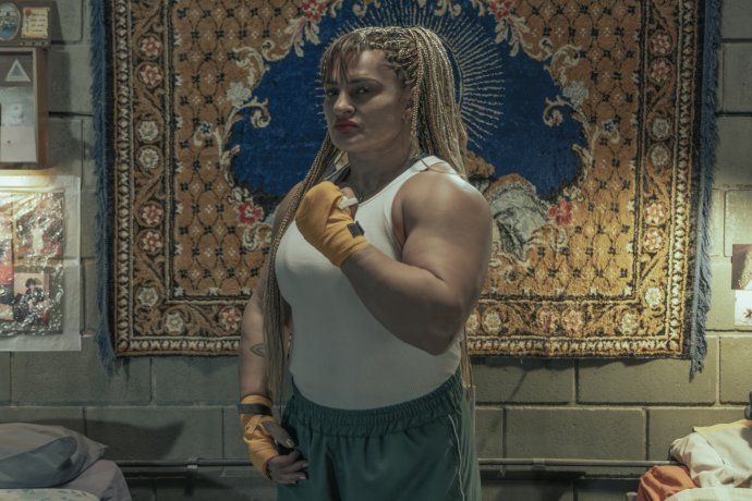La serie cuenta con el debut actoral de Alejandra “Locomotora” Oliveras, quien falleció el pasado 28 de julio. 