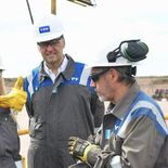 La secretaria general de la Presidencia y el jefe de Gabinete encabezaron una recorrida por las instalaciones de YPF en Neuquén. La secretaria general de la Presidencia y el jefe de Gabinete encabezaron una recorrida por las instalaciones de YPF en Neuquén.