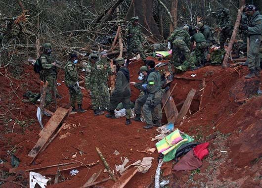 Tropas del ejército recorren el campamento tras el bombardeo.