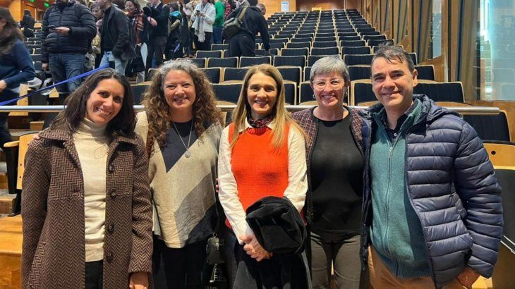 Melisa Paolino, Carina Argüelles, Andrea Llera, Emma Alfaro y Elmer Fernández, parte del grupo que integra la REDICAM. 